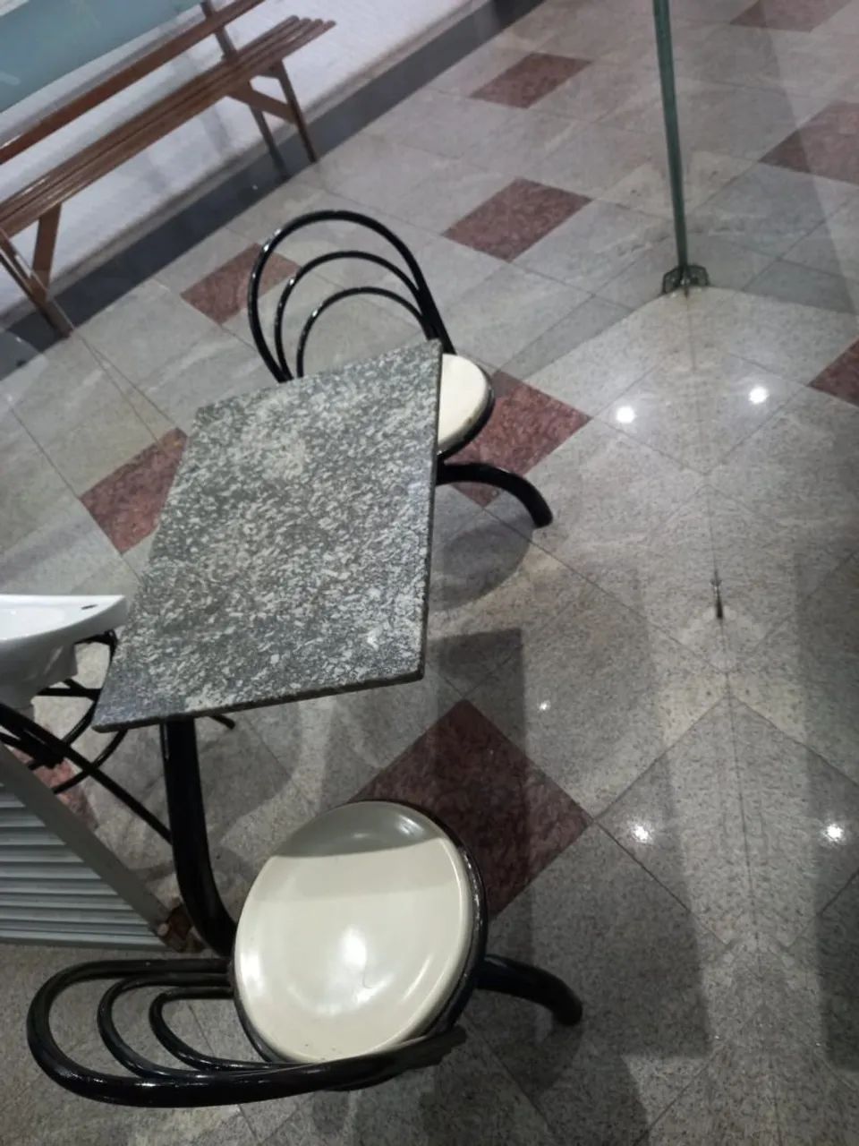 Mesa de refeitório com duas cadeiras - Foto 4
