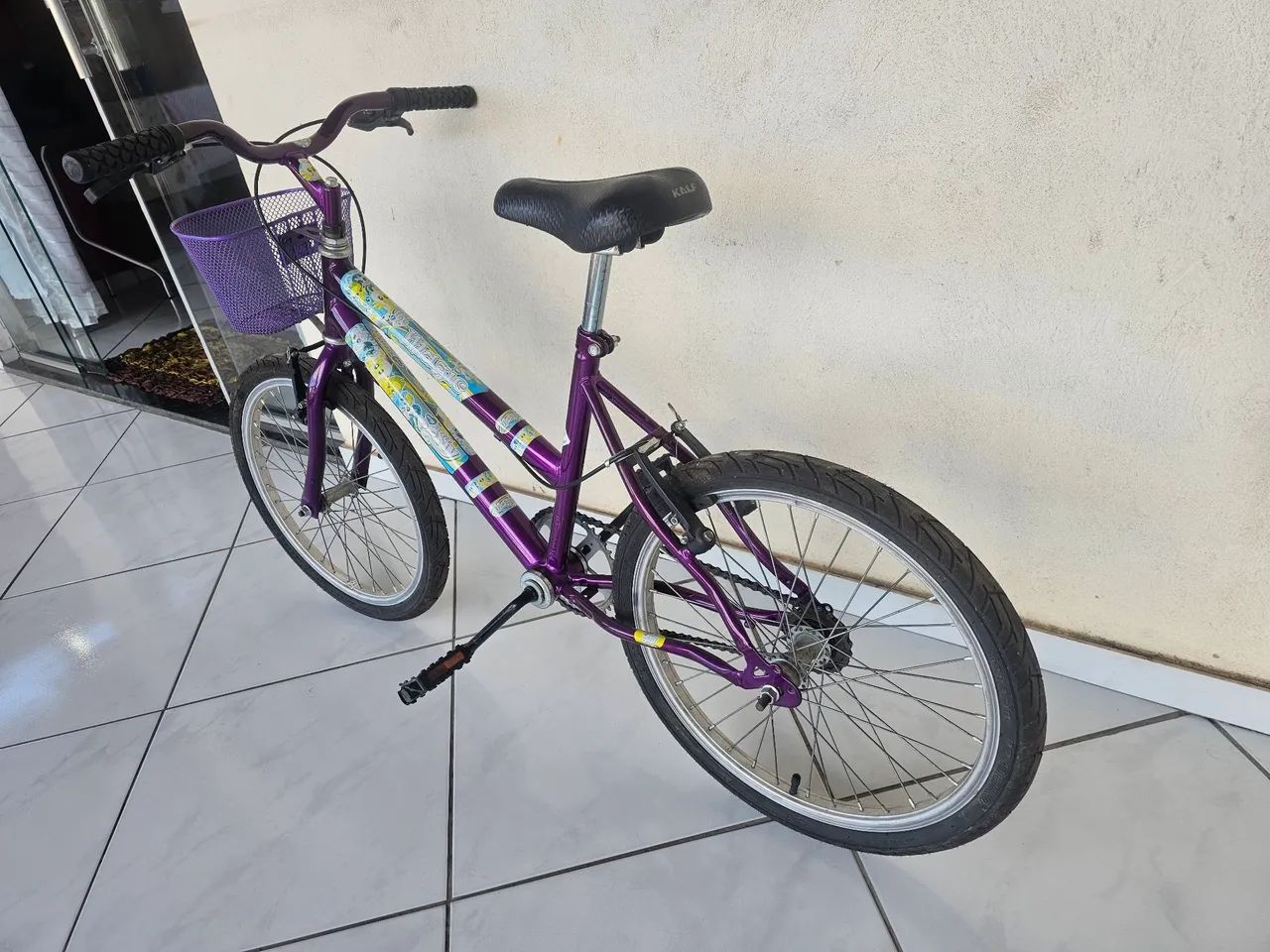 VENDO BICICLETA ARO 20 SUPER CONSERVADA. - Foto 2