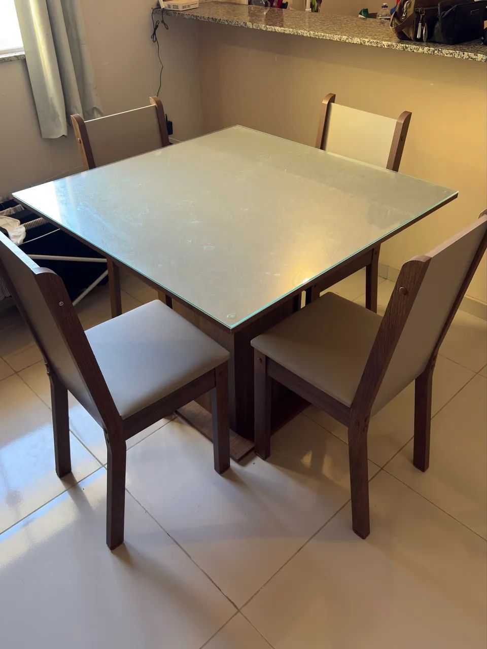 MESA COM TAMPO DE VIDRO 4 LUGARES