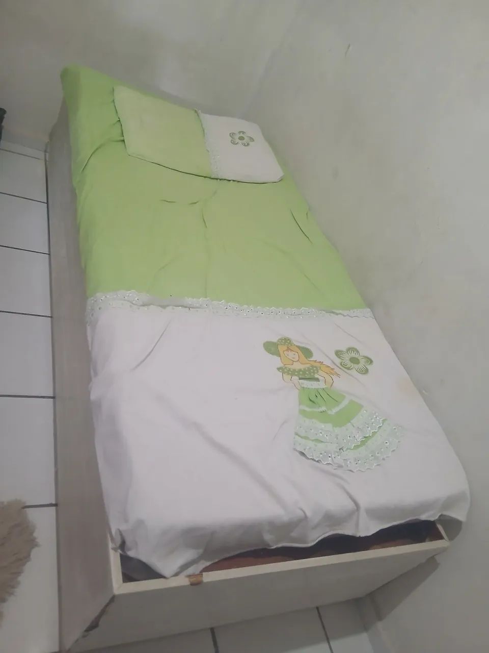 Vendo cama de solteiro 