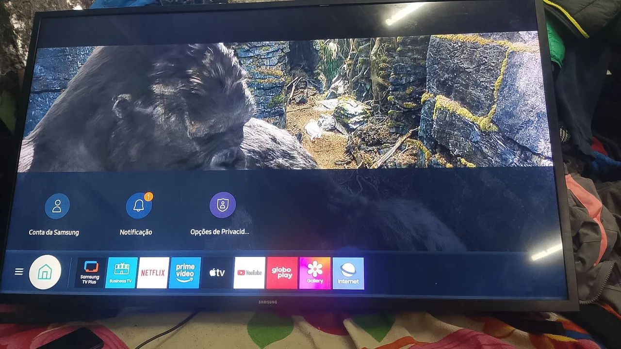 Vendo tv smart Samsung 43 polegadas funcionando tudo só tem linha baixo da tv não interfe 