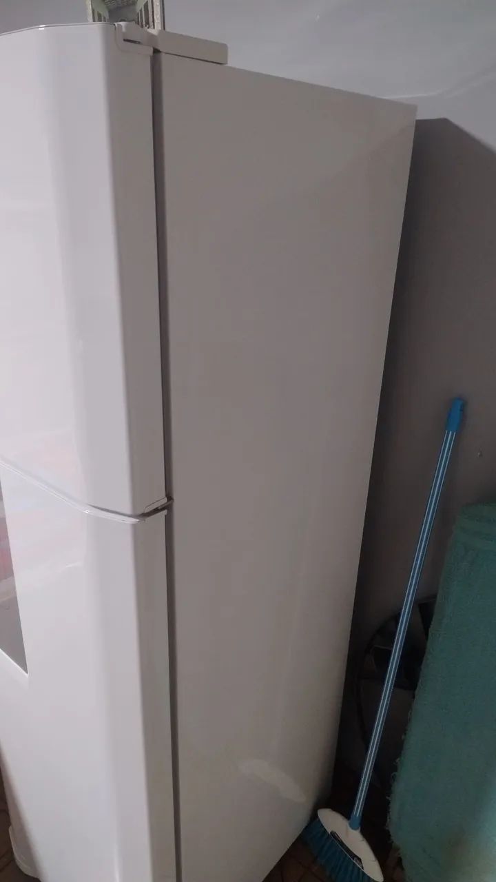 Geladeira usada bem conservada porém está sem gás  - Foto 2