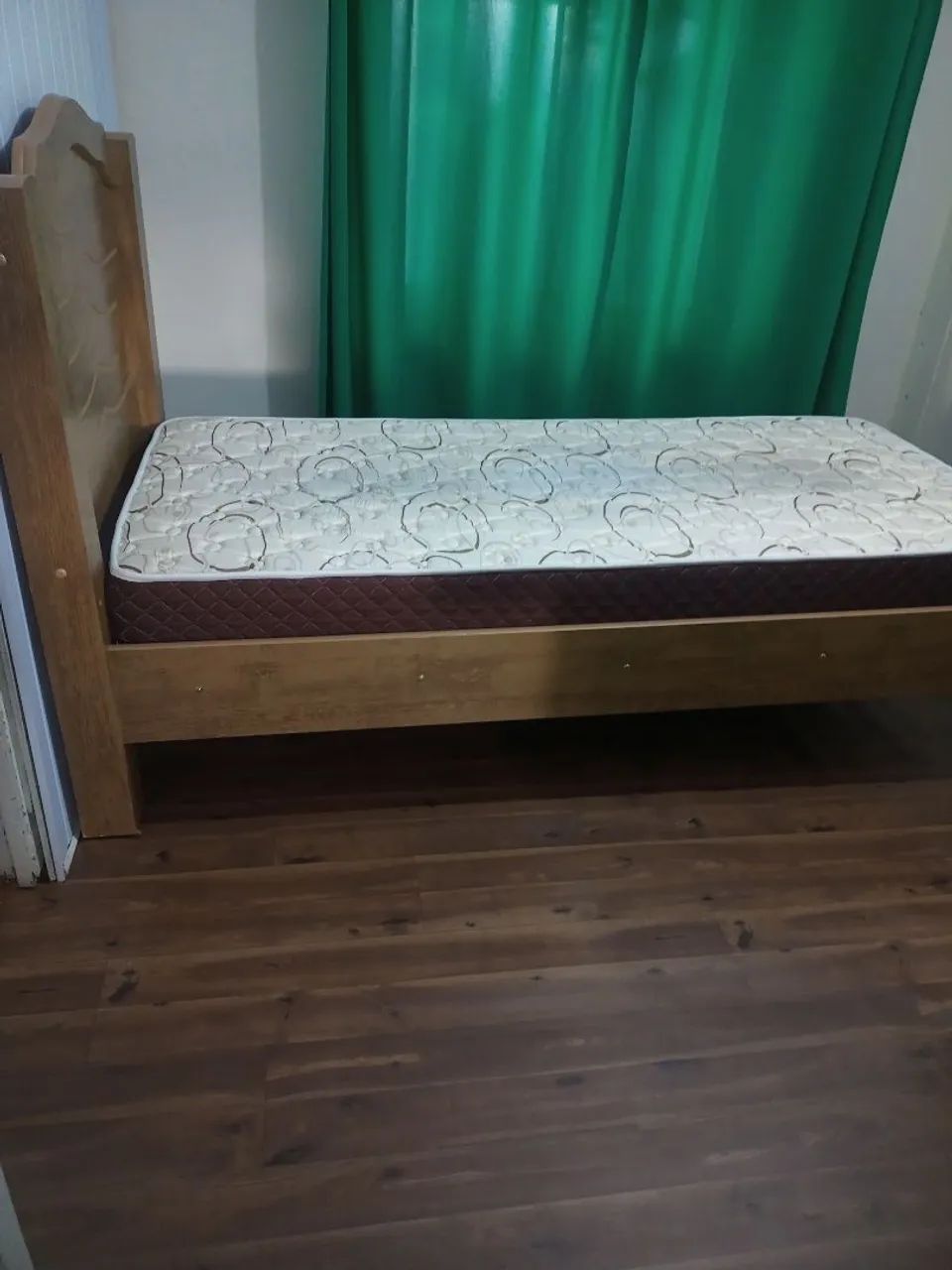 Vendo uma cama de solteiro mais colchão 