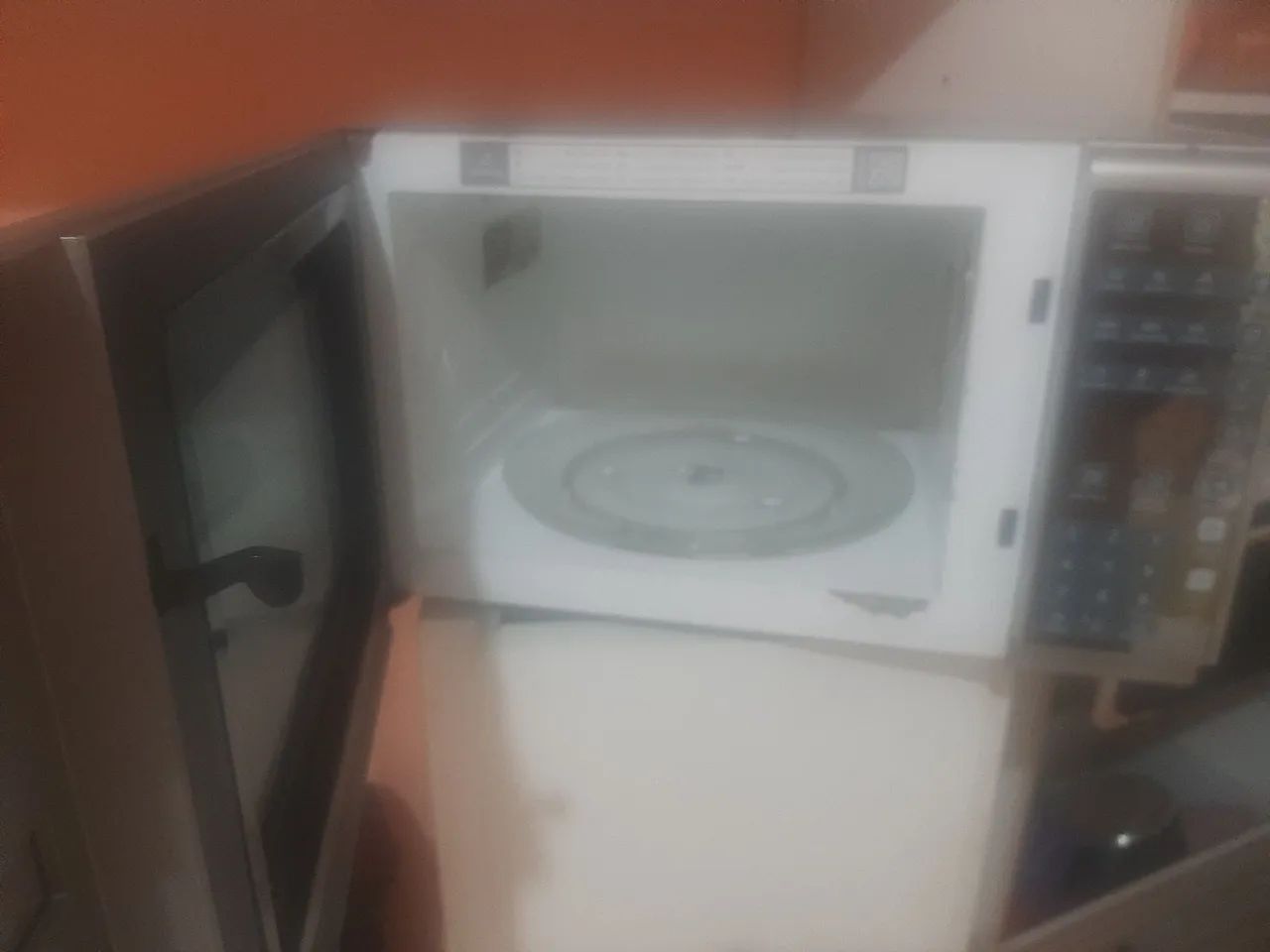 Micro-ondas Electrolux em bom estado com pequenas avarias ,funciona normalmente 