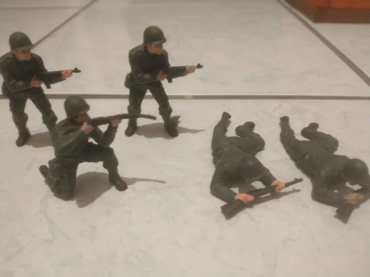 5 soldadinhos de PVC duro - Foto 4