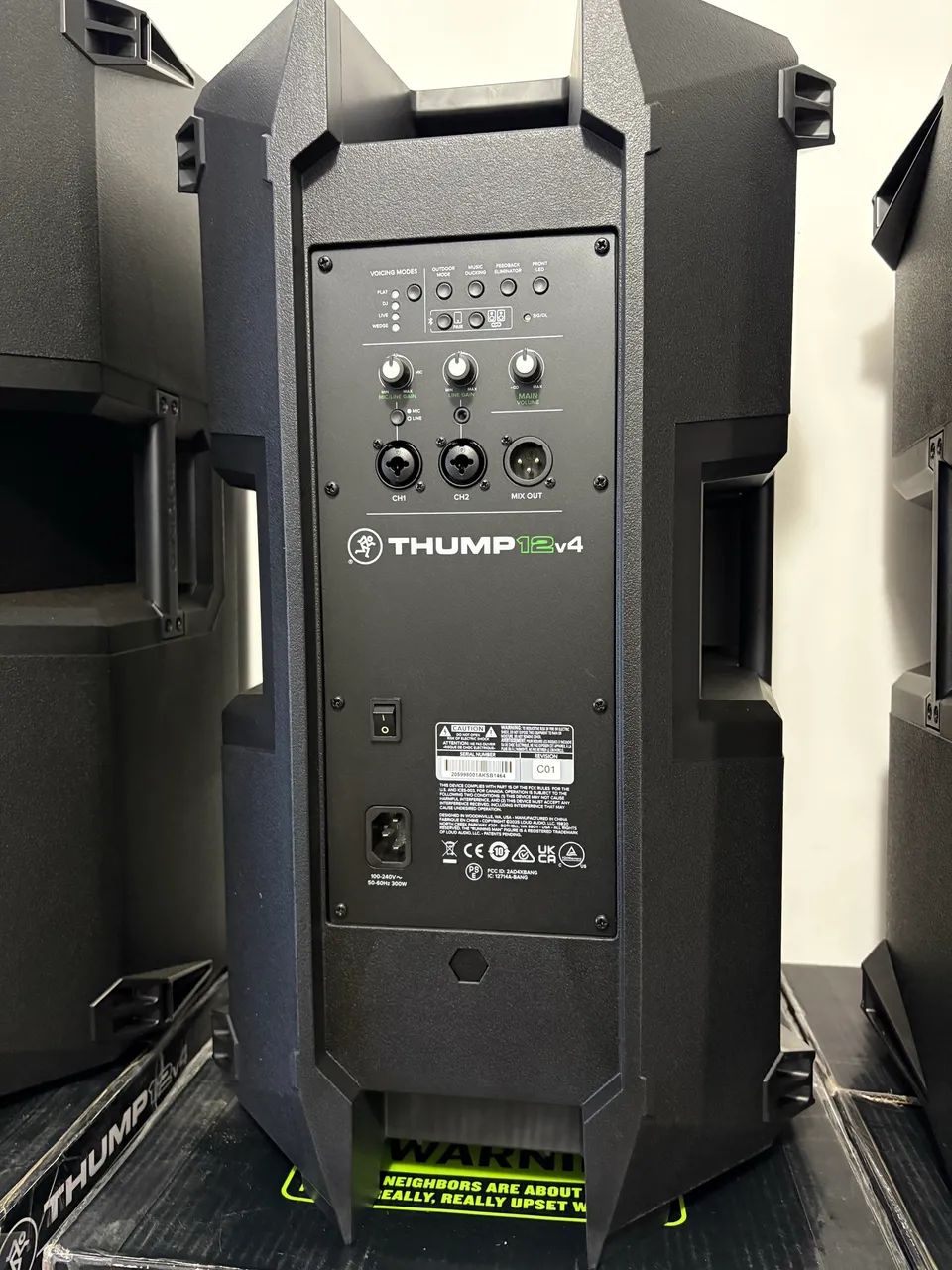 Caixa De Som Mackie 12  Thump12v4 Bt - 1400w