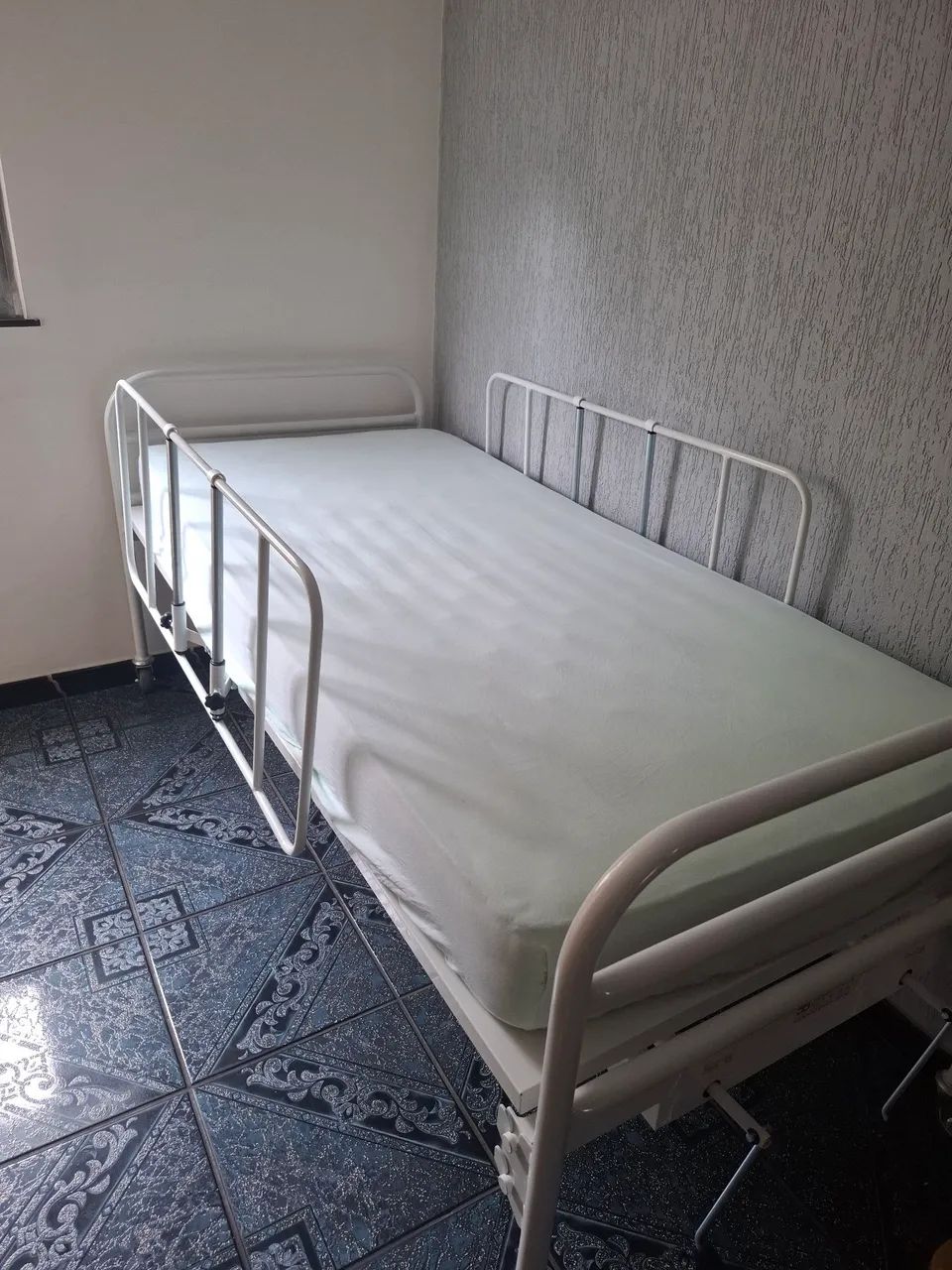 Cama hospitalar nova + Colchão 