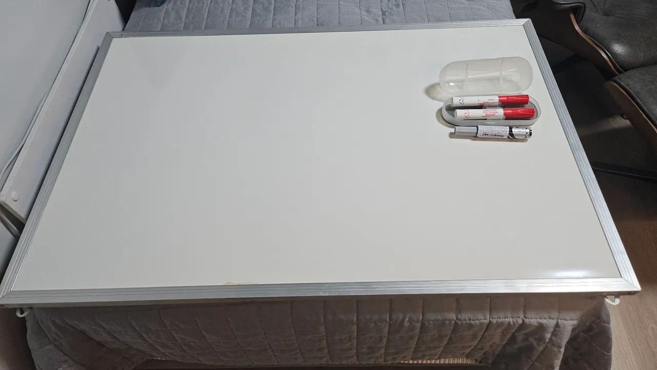 Quadro branco 90 X 60 com 03 canetas e apagador 
