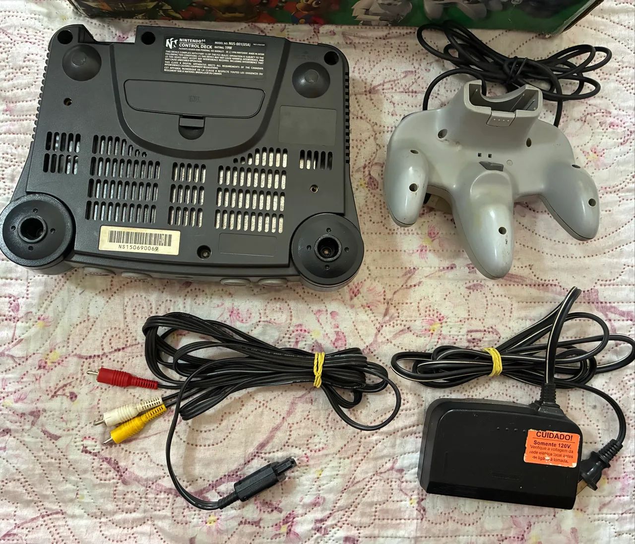 Nintendo 64 acompanha cabos e controle.  - Foto 2