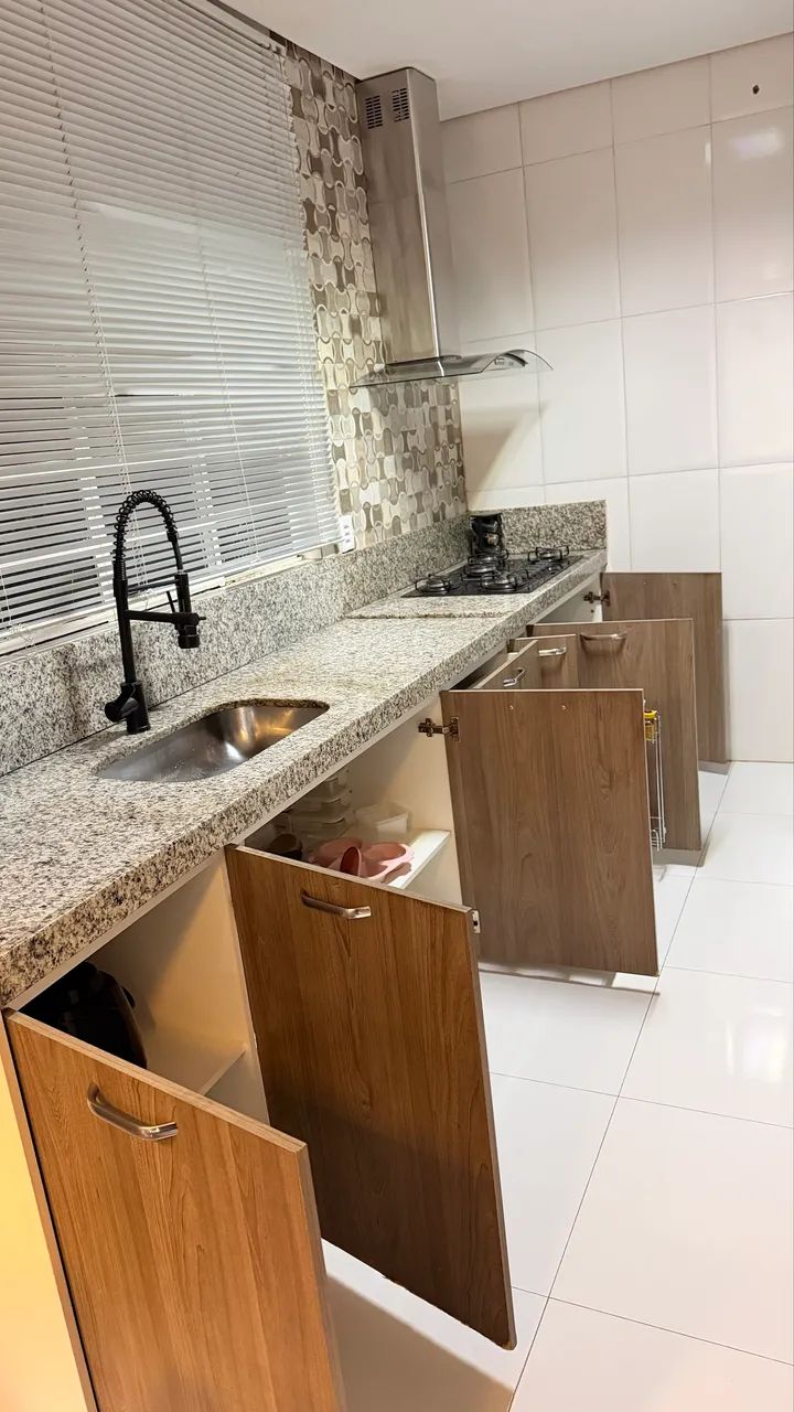 Pia cozinha completa com cooktop e armários  - Foto 3