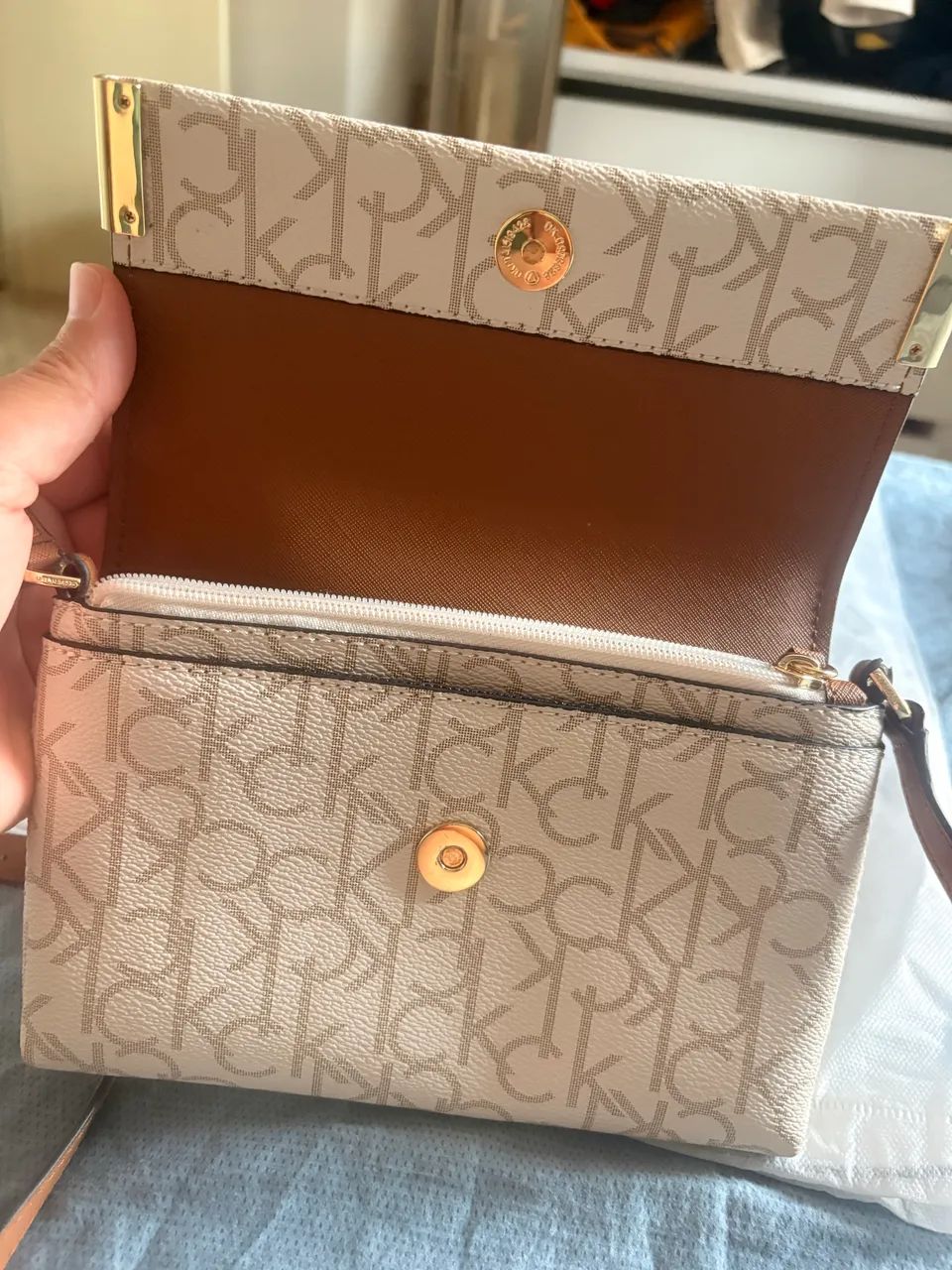 Essa bolsa Calvin Klein tá imperdível  - Foto 4
