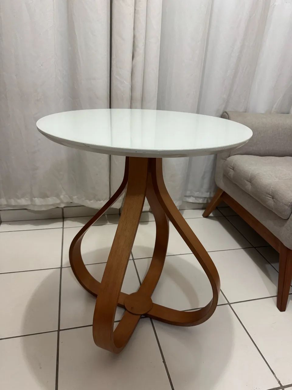 Mesa Lateral Redonda Off White com Base em Madeira - Foto 3