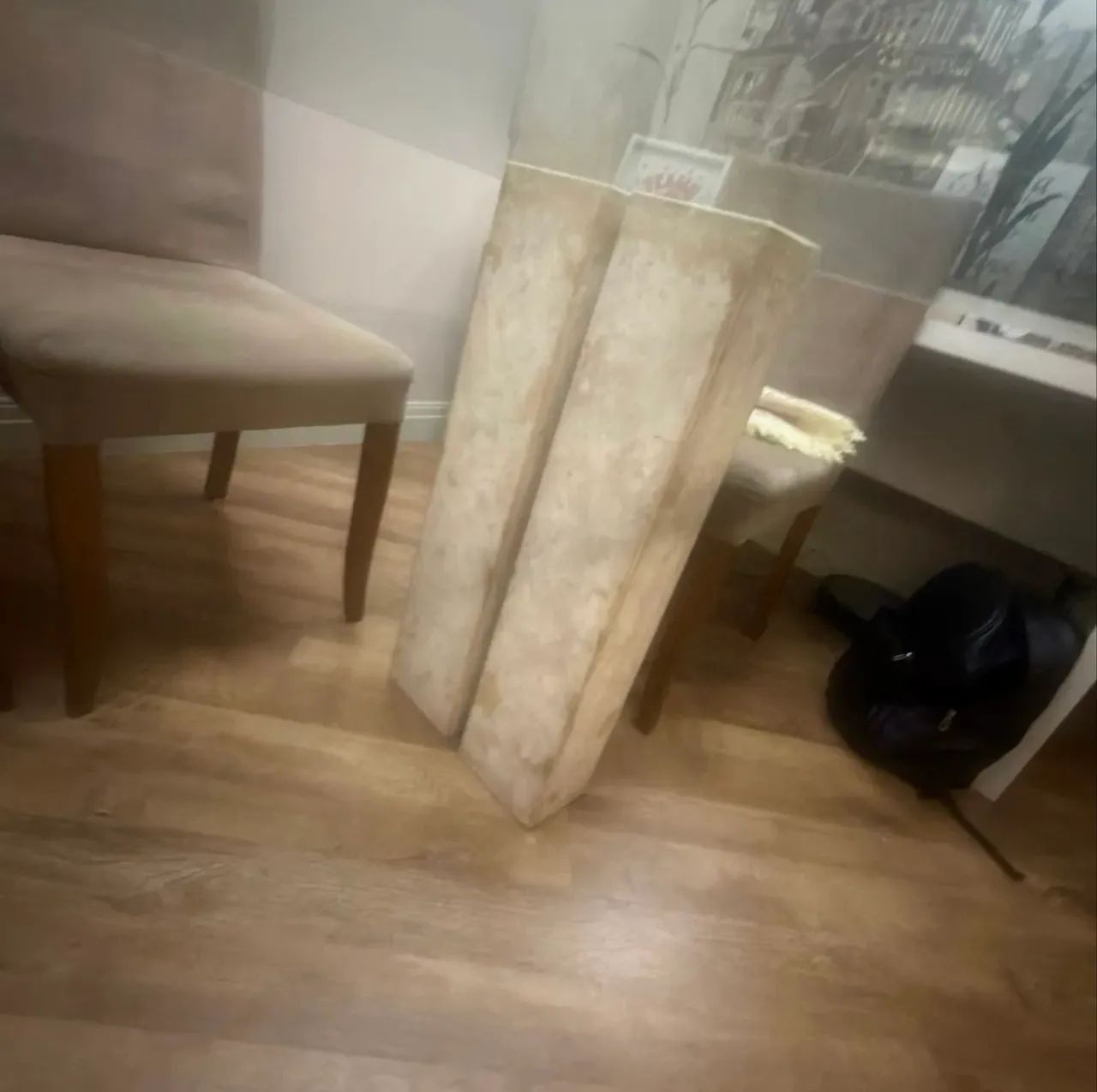 Mesa Tampo de Vidro Bisotê trabalhado e Base em Mármore Travertino - Foto 4