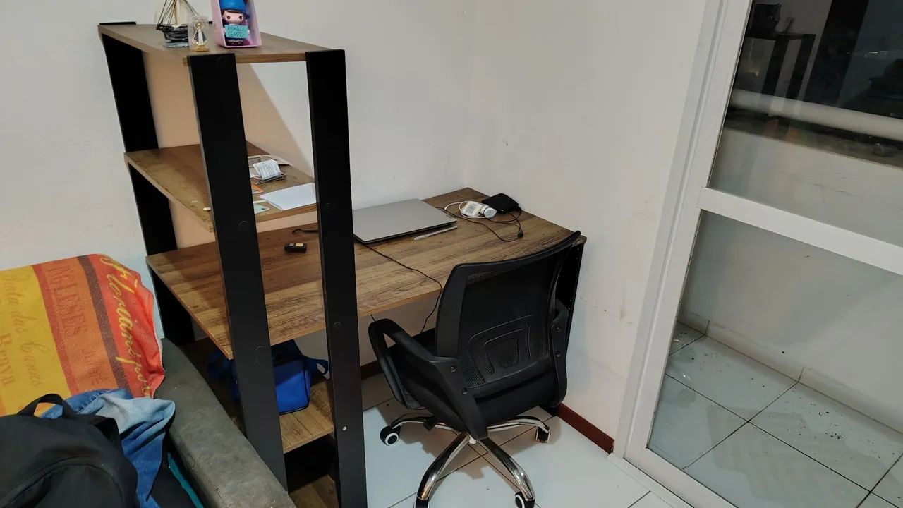 Escrivaninha com cadeira