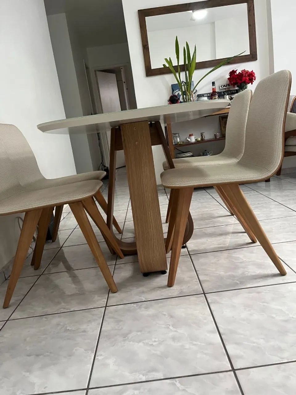 Mesa de jantar arredondada (1,20X85X75) + 4 cadeiras. - Foto 4