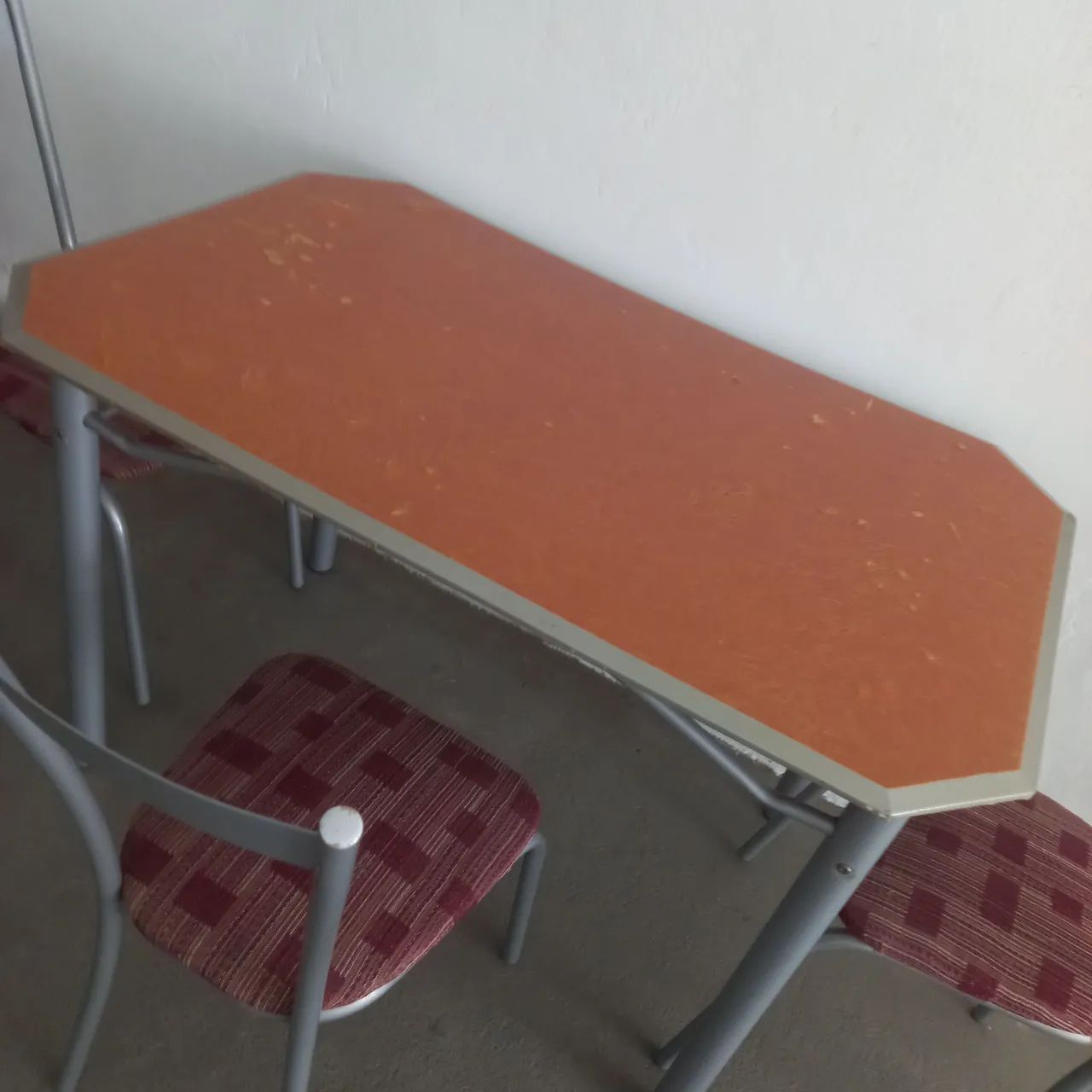 Vendo mesa com 3 cadeiras  - Foto 2