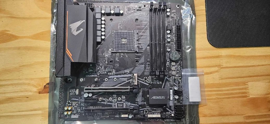Placa-mãe Gigabyte B550M Aorus Elite 