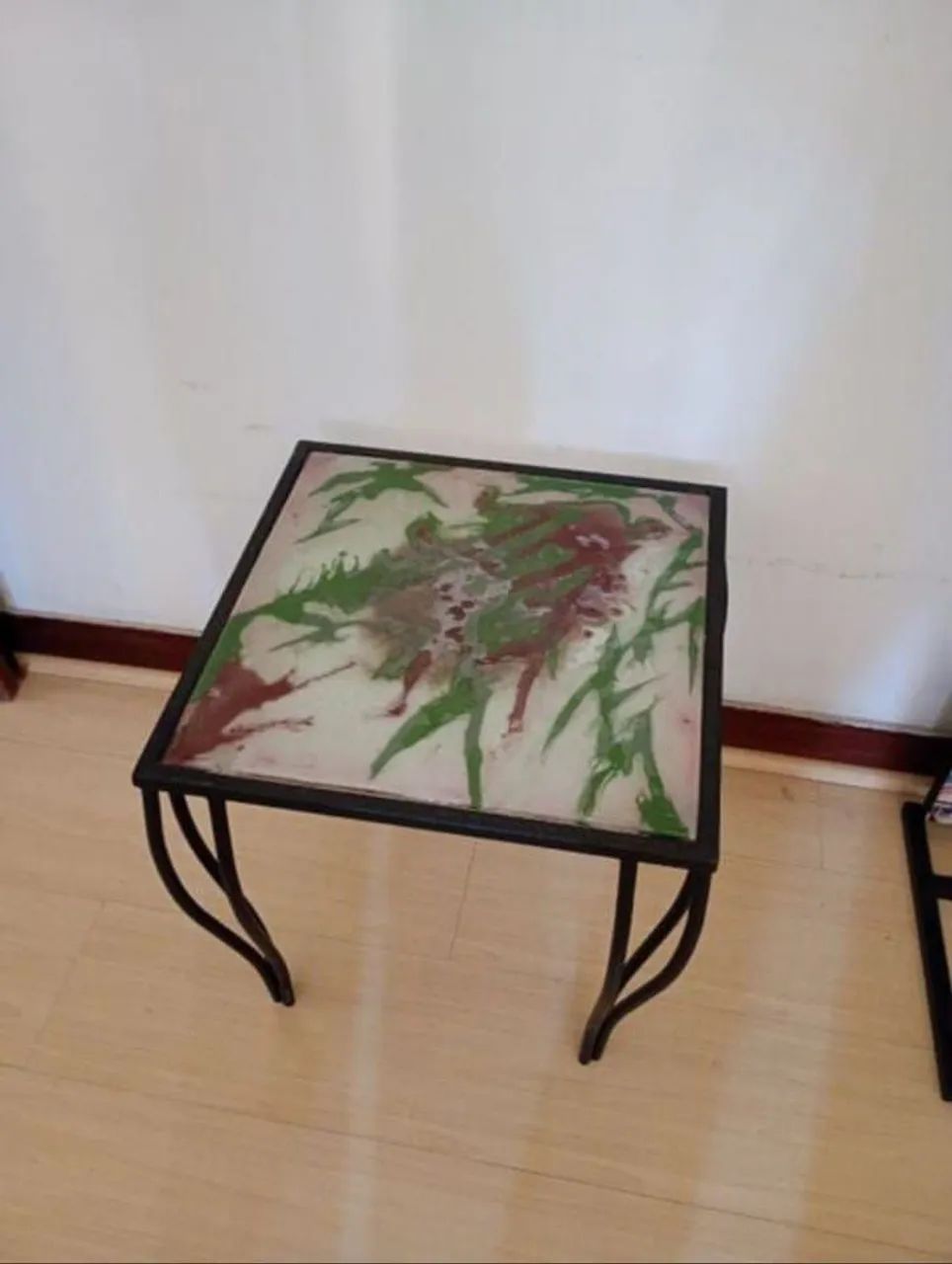 Mesa antiga, pé de ferro e tampo de vidro pintado 