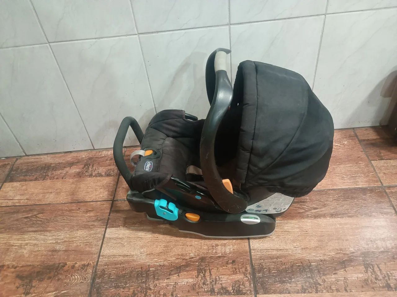 Bebê conforto com acento para carro.