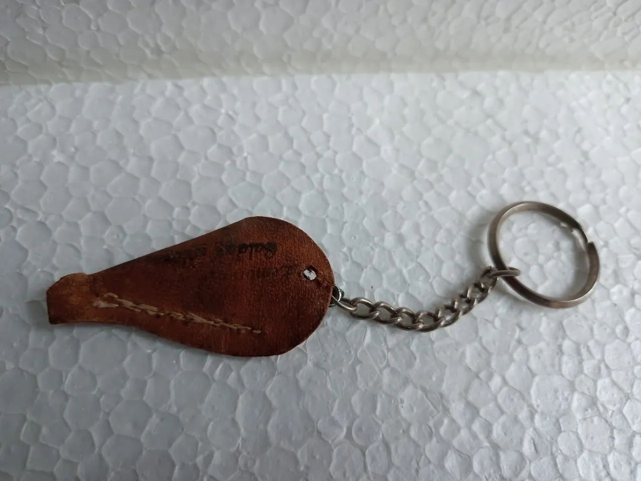 Antigo chaveiro de arminha com colt  - Foto 4