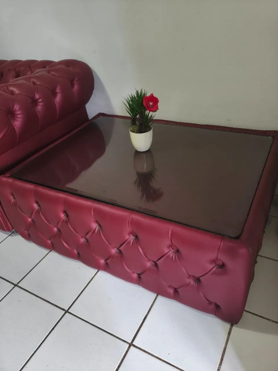 Sofá Chesterfield 3 Lugares Capitonê Couro Sintético Vinho + mesa de centro  - Foto 2