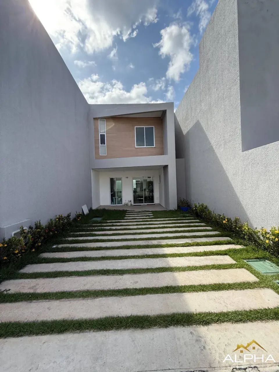 Casa duplex com 3 quartos no Eusébio