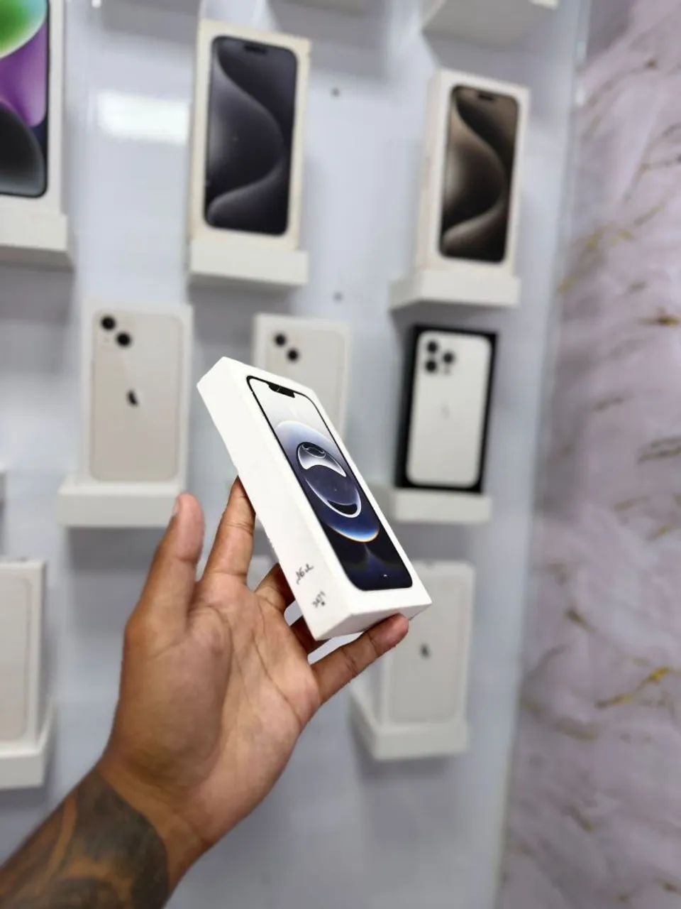 IPHONE 16e 128GB NOVO<br>R$ 3.799,00 - Foto 2