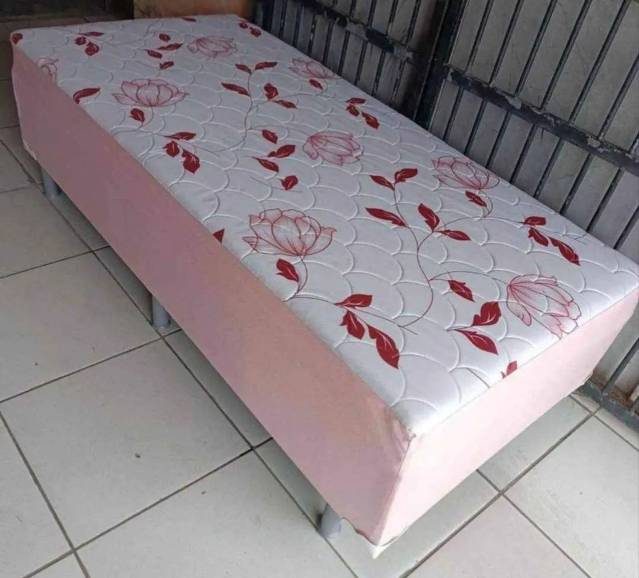 Vendo cama de solteiro 