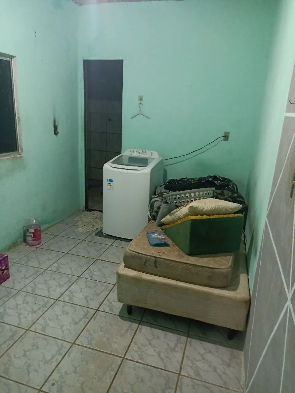 TROCA-SE UMA CASA COM DUAS MORADIAS POR CHÁCARA.
