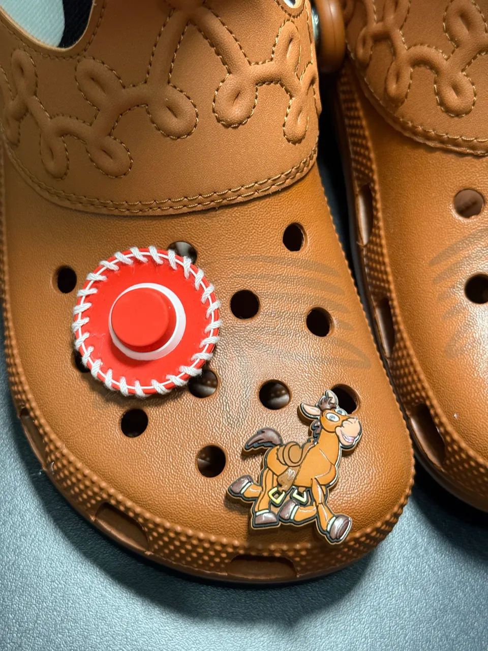 Crocs Toy Story Jessie Croot Classic Clog - Foto 3