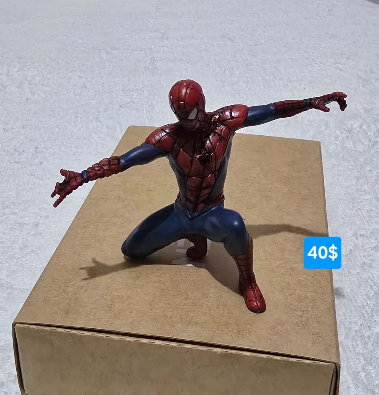 Miniatura do Homem-Aranha em pose dinâmica 