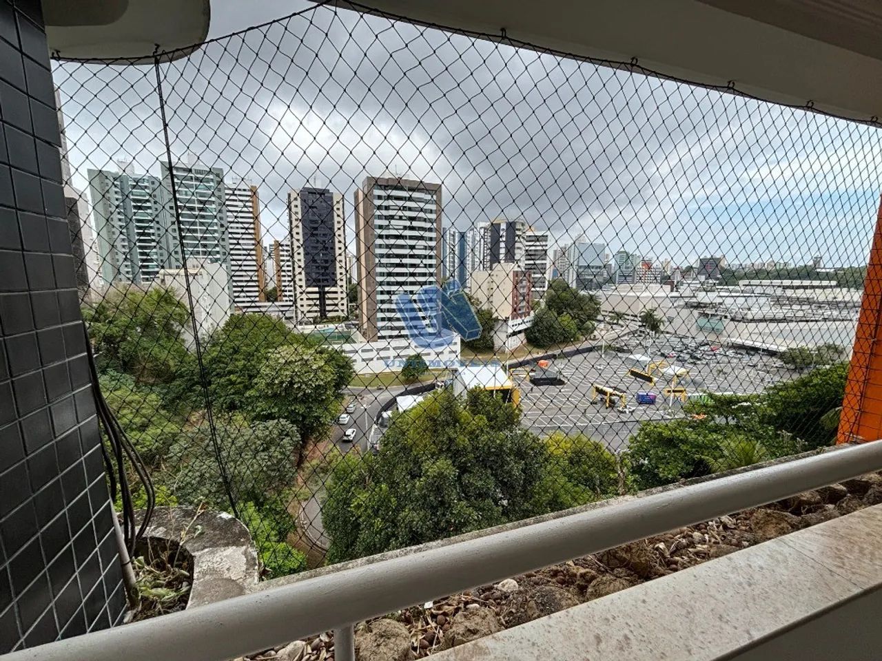 Apartamento quarto e sala com varanda 50m2 no Caminho das Arvores - Foto 2