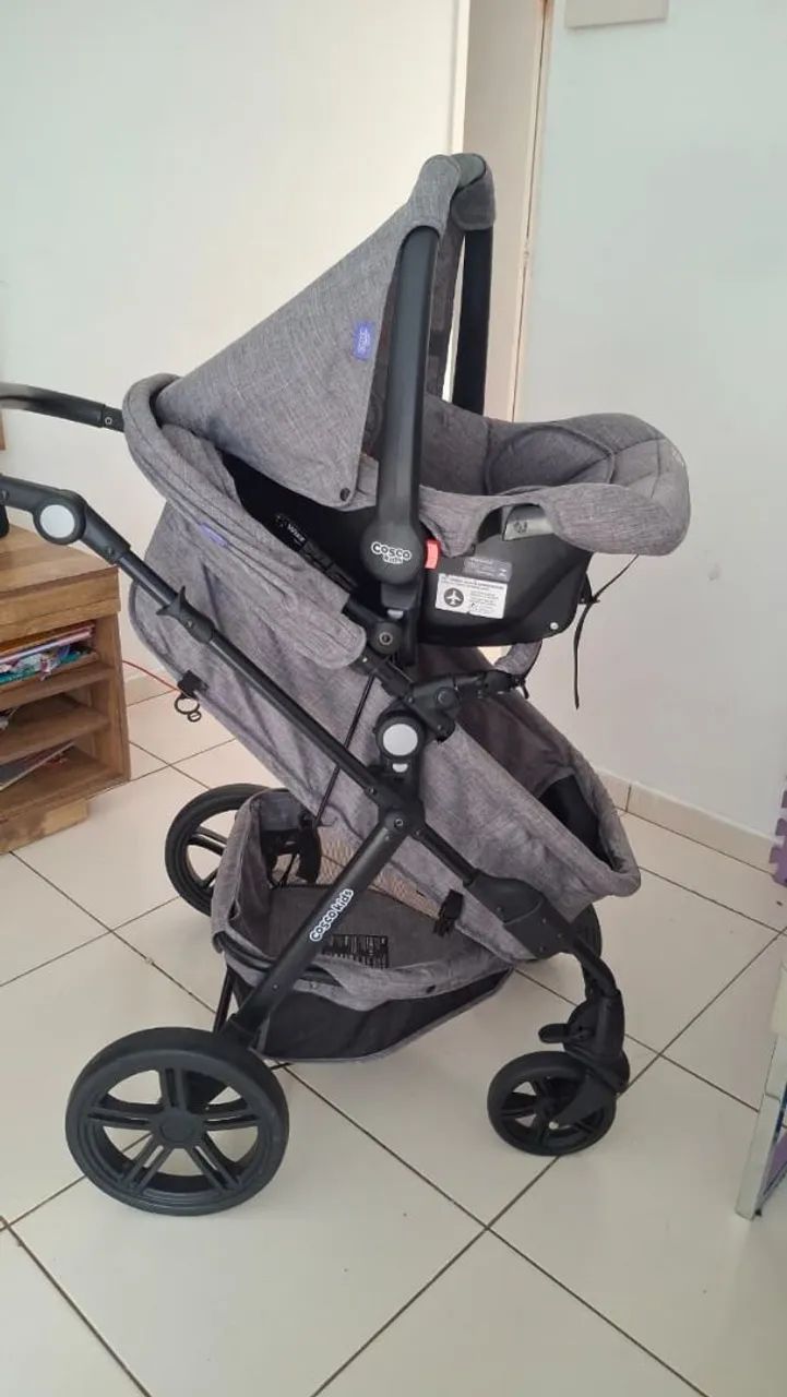 Carrinho com bebê conforto