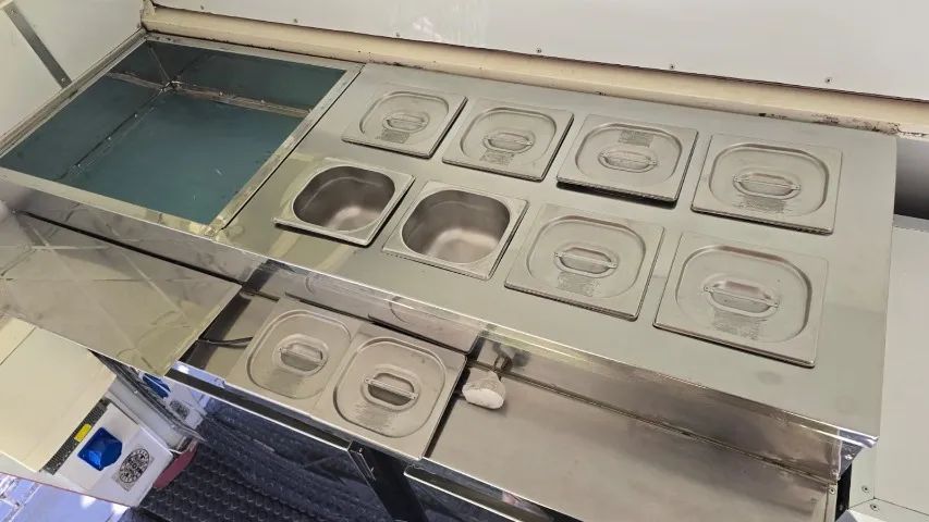 BALCÃO REFRIGERADO EM INOX COM ESPAÇO INTERNO E 8 CUBAS PARA SERVIÇO - Foto 4