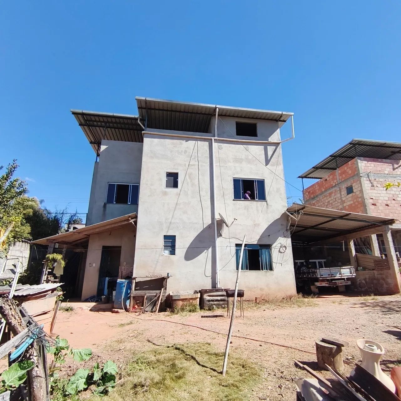 Casa 2 andares com terraço coberto 