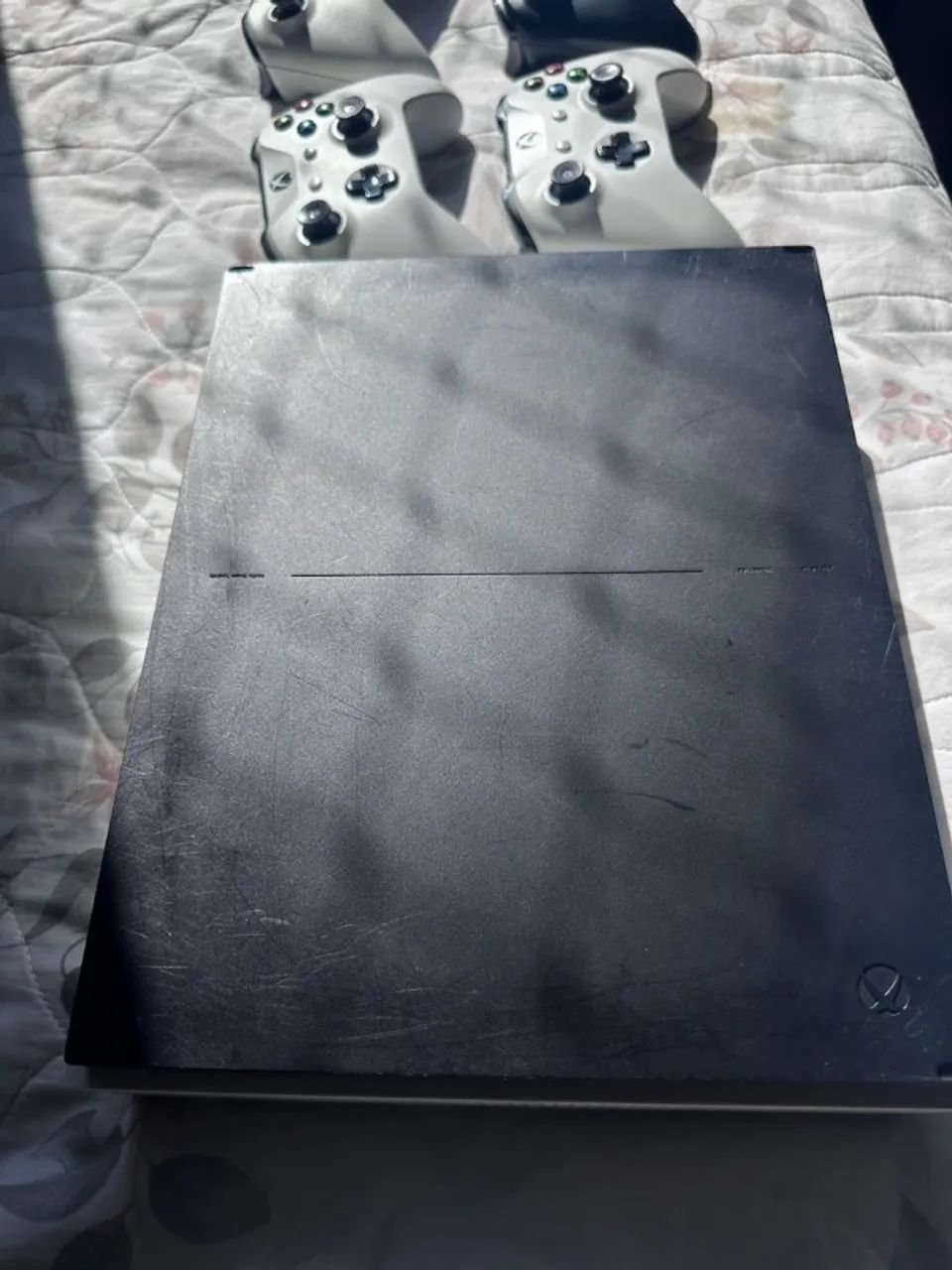 Xbox One S 1tb com 4 controles - Foto 3