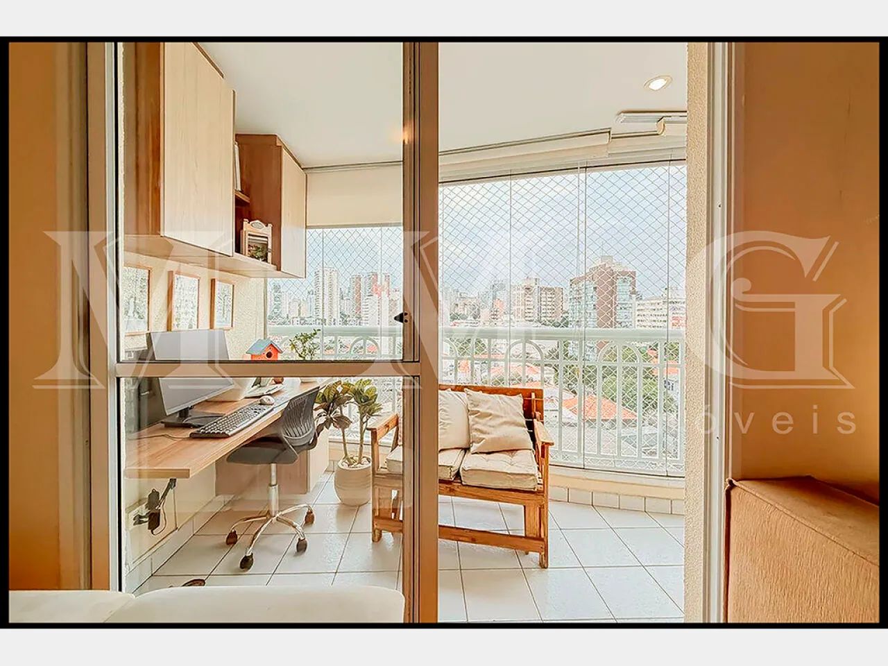 APTO C/ PISO DE MADEIRA E ARMS.