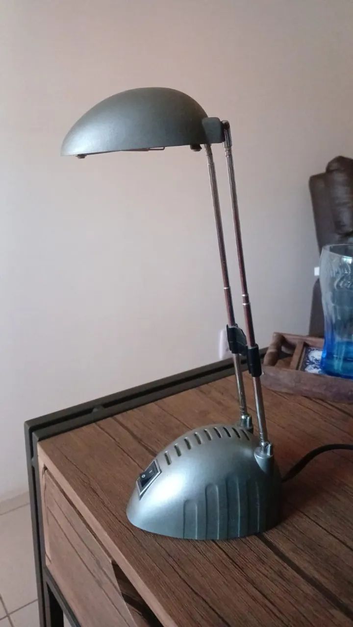 Luminária de mesa articulada