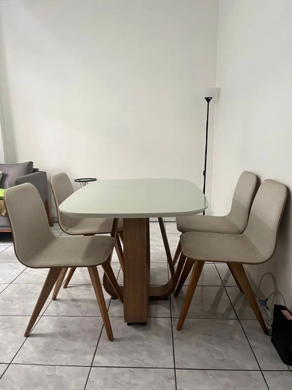 Mesa de jantar arredondada (1,20X85X75) + 4 cadeiras. - Foto 5