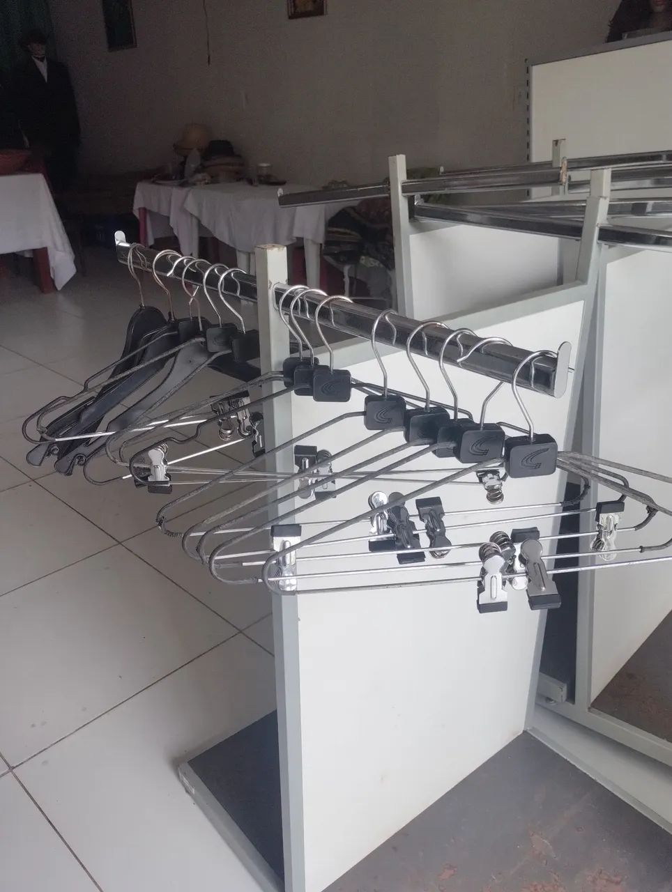 Vende-se cabides 
