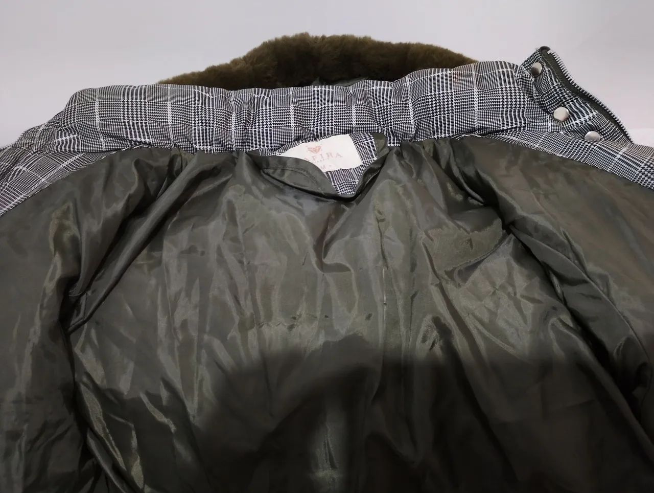 Jaqueta puffer feminina com capuz removível  - Foto 5