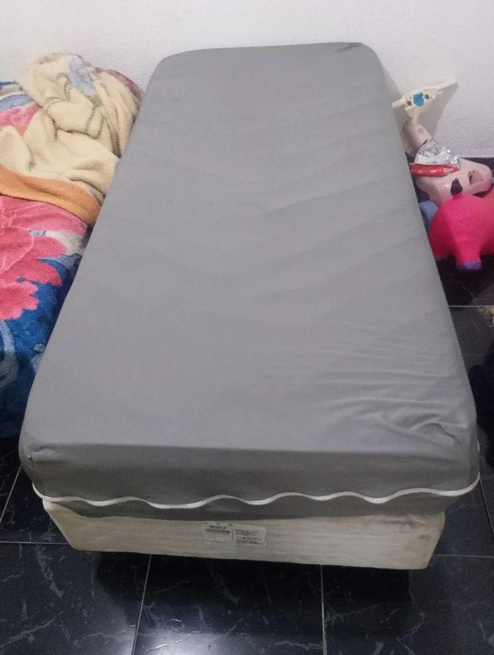 Vende-se cama box de solteiro junto com colchão 