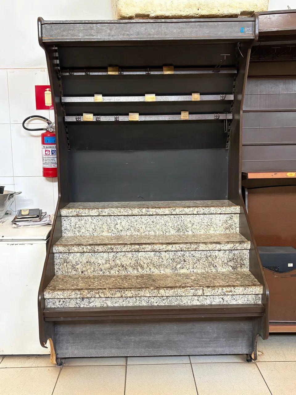 Expositor Comercial com degraus de granito