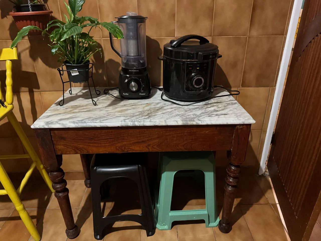 Mesa com tampa de mármore 90x70 - Foto 3