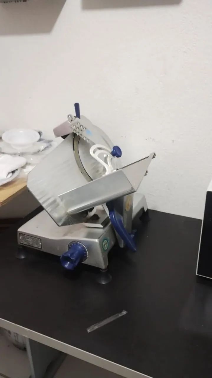 Fatiadora de frios profissional semiautomático
