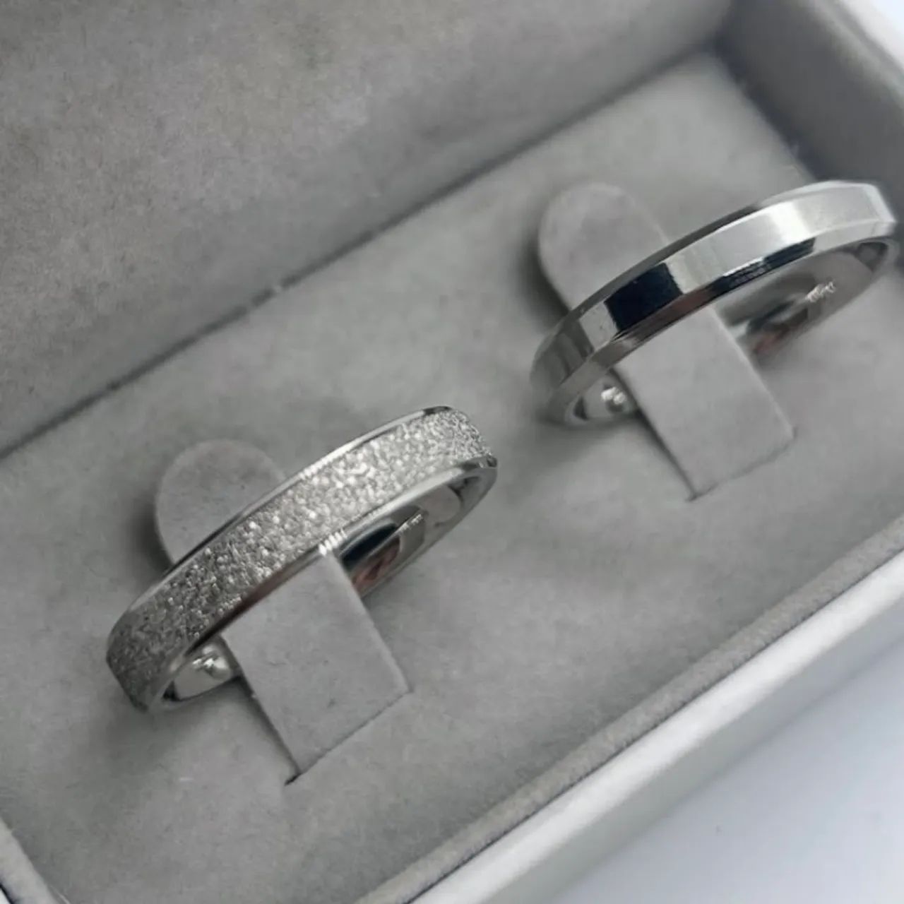 Par de Alianças Prateada Reta 4mm + Diamantada 4mm Anatômicas; Namoro,Compromisso - Foto 3