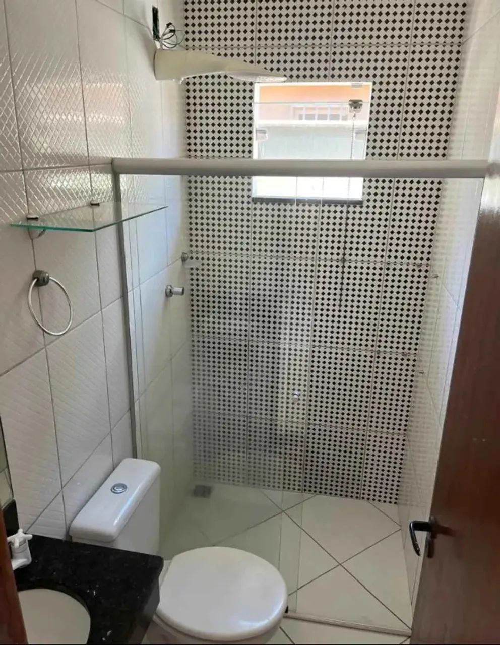 Casa com dois quartos bonita e bem localizada