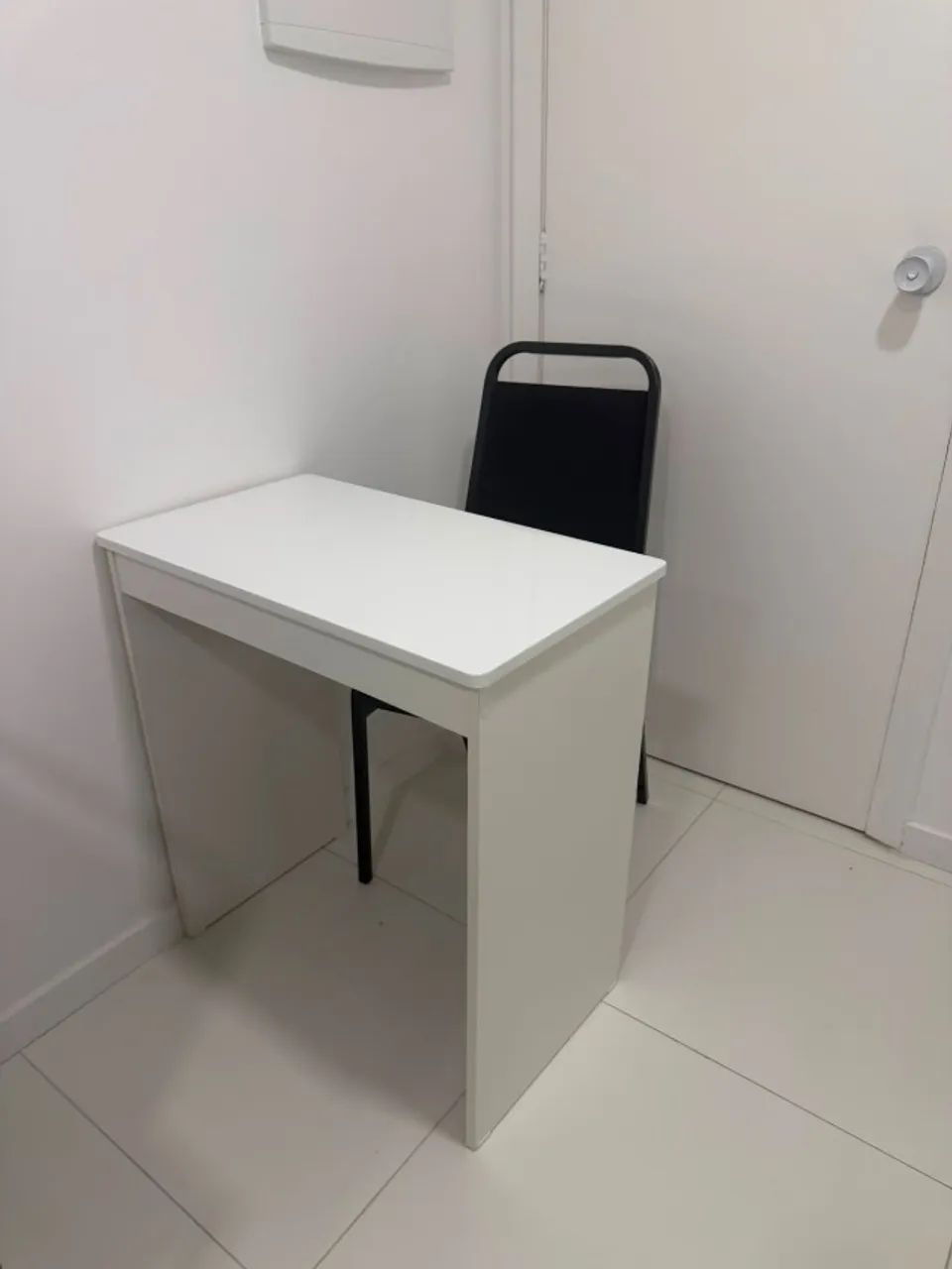 Escrivaninha com cadeira