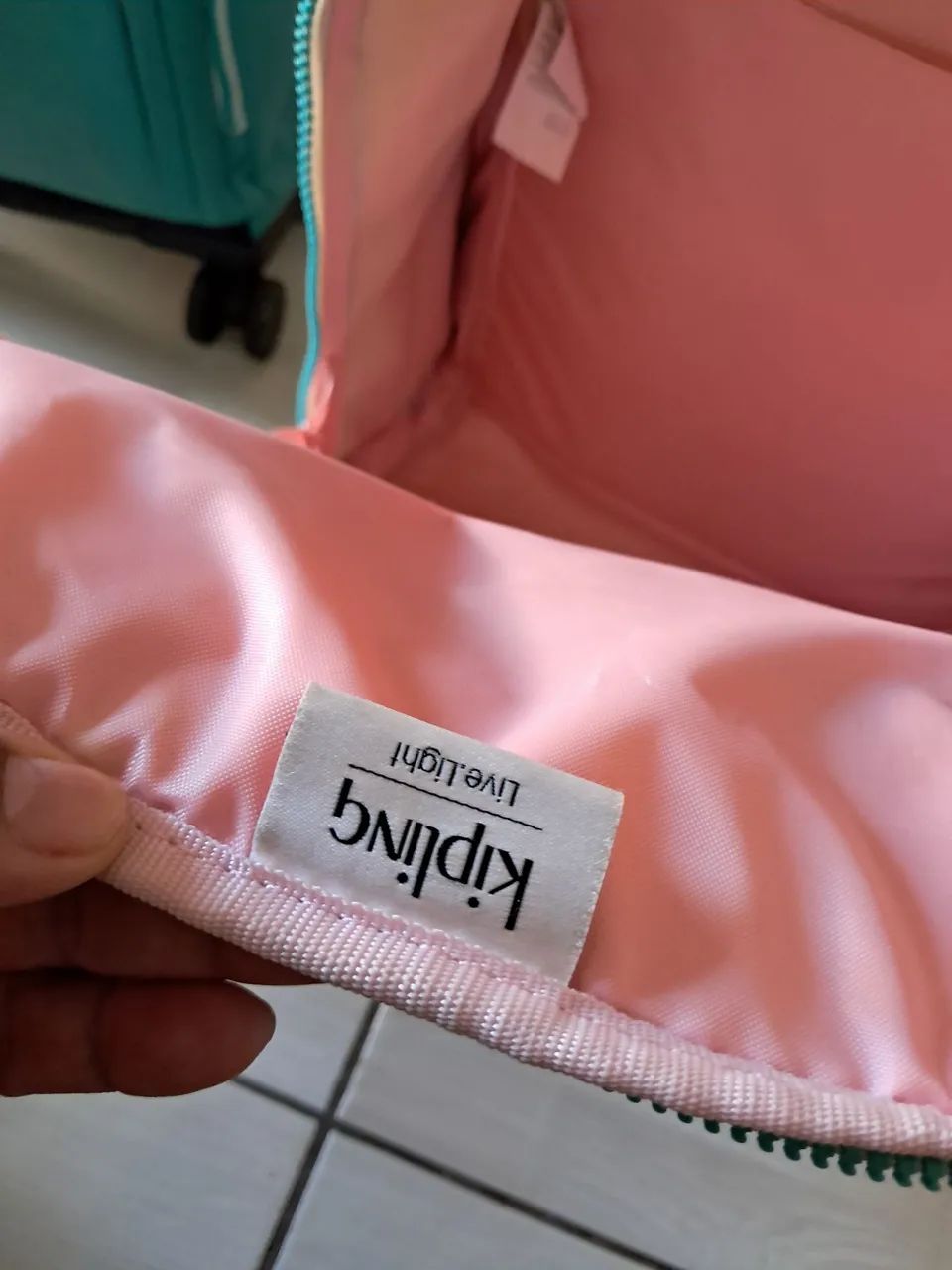 Mochila da kipling com rodinhas e puchador impecável  - Foto 3