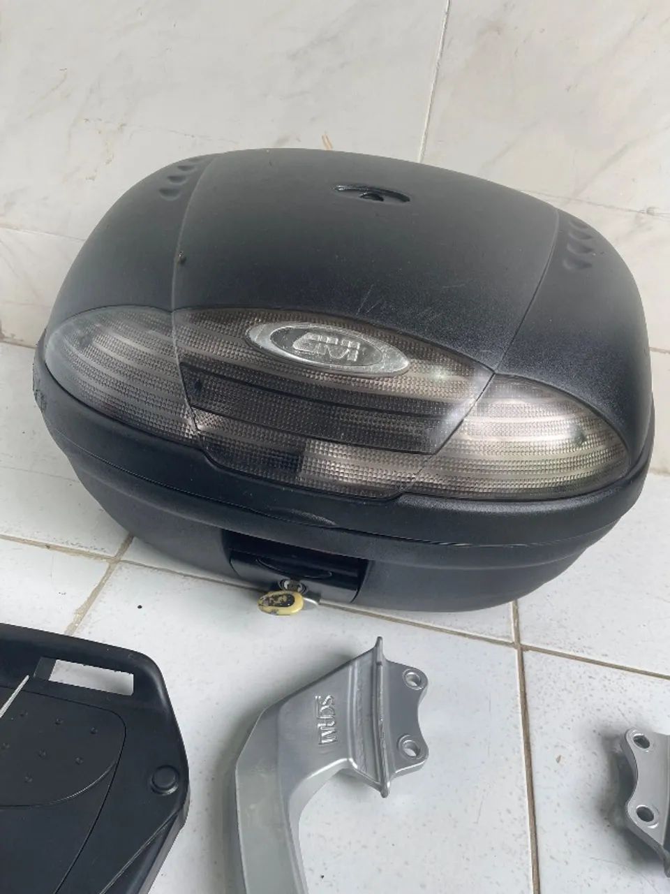 Baú de moto GIVI 45lts + bagageiro fazer original  - Foto 3